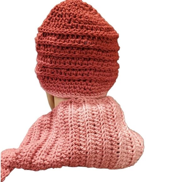 OMBRE PINK BEANIE AND SCARF  SET - Picture 6 of 9